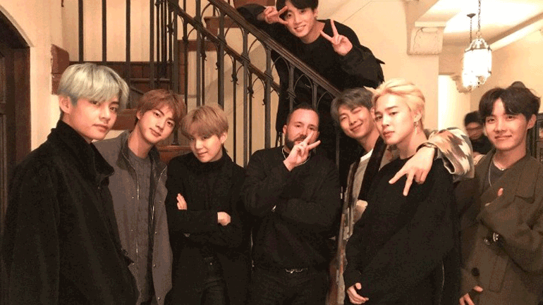 Ο Κιμ Τζόουνς του οίκου Dior σχεδίασε αποκλειστικές εμφανίσεις για την παγκόσμια περιοδεία των BTS