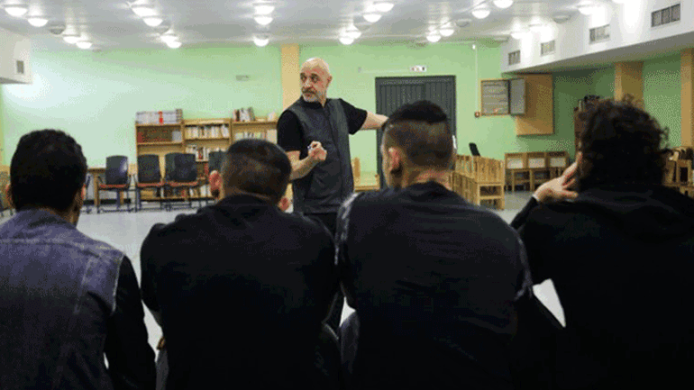 Παράσταση του Εθνικού από κρατούμενους στις φυλακές Θήβας και Αυλώνα