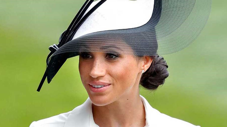 Παροξυσμός στη Βρετανία: «Φουντώνουν» οι φήμες ότι γεννάει η Meghan Markle