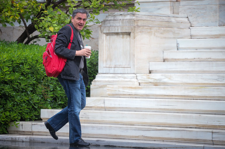 O υπουργός Οικονομικών κατά την είσοδό του στο Μέγαρο Μαξίμου