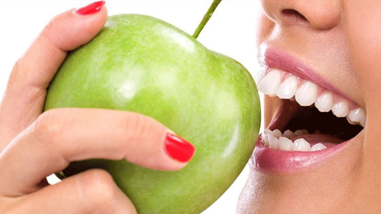 Πέντε τροφές για πιο λευκά δόντια