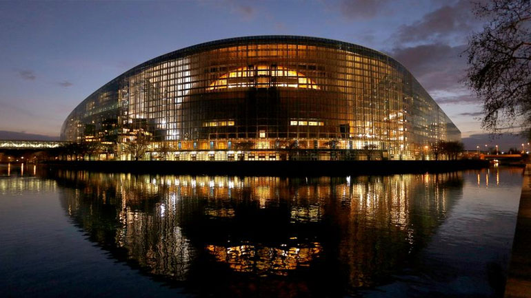 DW: Από τον Τσίπρα στη Μέι – μία ασυνήθιστη πενταετία