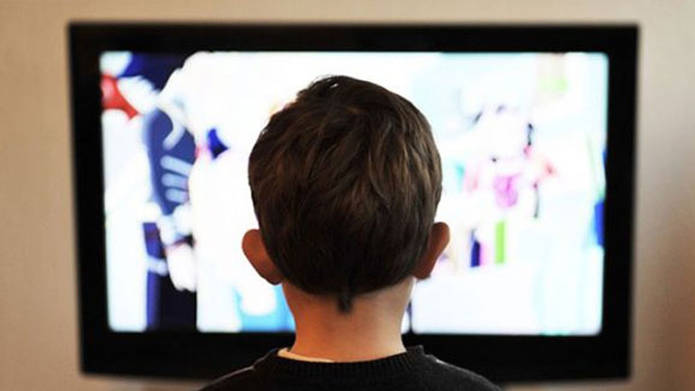 Πόση ώρα μπορούν να περνούν μπροστά σε μία οθόνη τα μικρά παιδιά;
