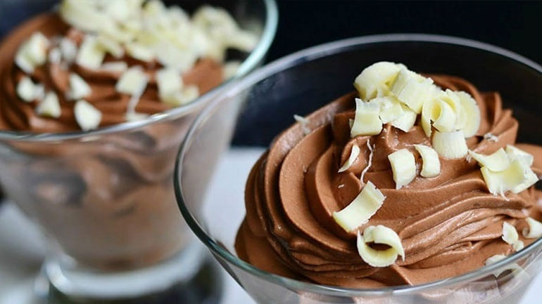 Λαχταριστή μους σοκολάτα με πραλίνα φουντουκιού!