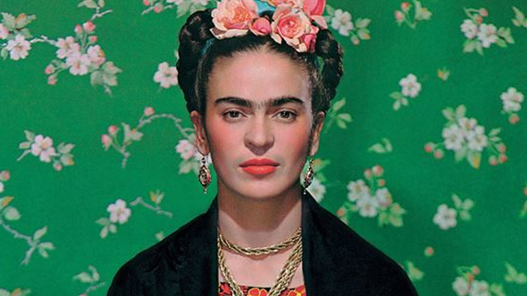 Η ιστορία των flower crowns και των γυναικών που τα υιοθέτησαν: Από την Frida Kahlo μέχρι την Kate Moss!