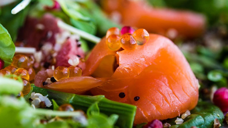 Σαλάτα με καπνιστό σολομό για τους λάτρεις της υγιεινής διατροφής!