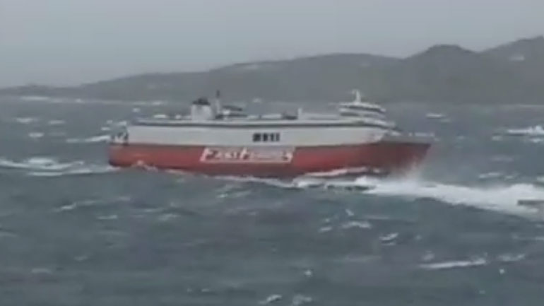 Καρέ – καρέ: Το πλοίο «Θεολόγος» δίνει μάχη με τα κύματα στην Τήνο