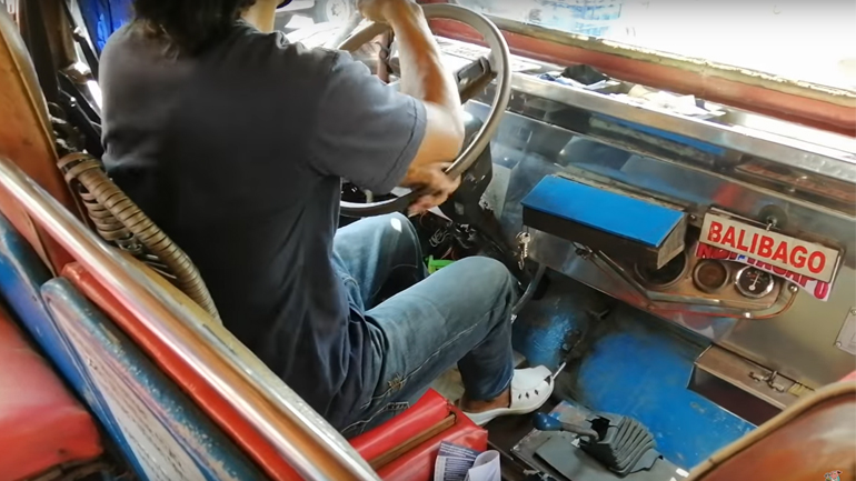 Αλλάζει ταχύτητες με το πόδι