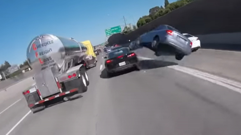 Αυτός έχει πραγματικά δίπλωμα οδήγησης; Αυτός έχει πραγματικά δίπλωμα οδήγησης;