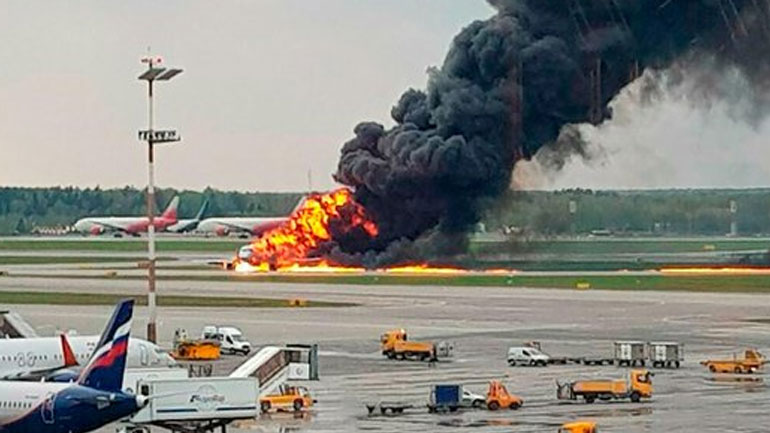 Οι ρωσικές αρχές εξετάζουν διάφορες εκδοχές για τα αίτια της συντριβής του Soukhoi Superjet