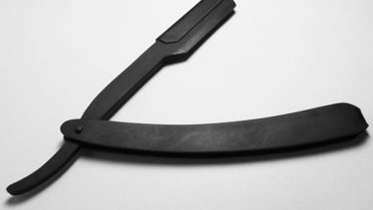 Θείος και ανιψιός κατήγγειλαν πως έπεσαν θύματα ληστών με φαλτσέτα στη Γλυφάδα Θείος και ανιψιός κατήγγειλαν πως έπεσαν θύματα ληστών με φαλτσέτα στη Γλυφάδα