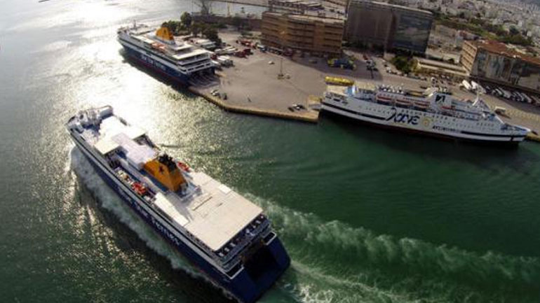 Πρόσκρουση πλοίου μεταφοράς βαρέων οχημάτων στο λιμάνι της Πάτρας