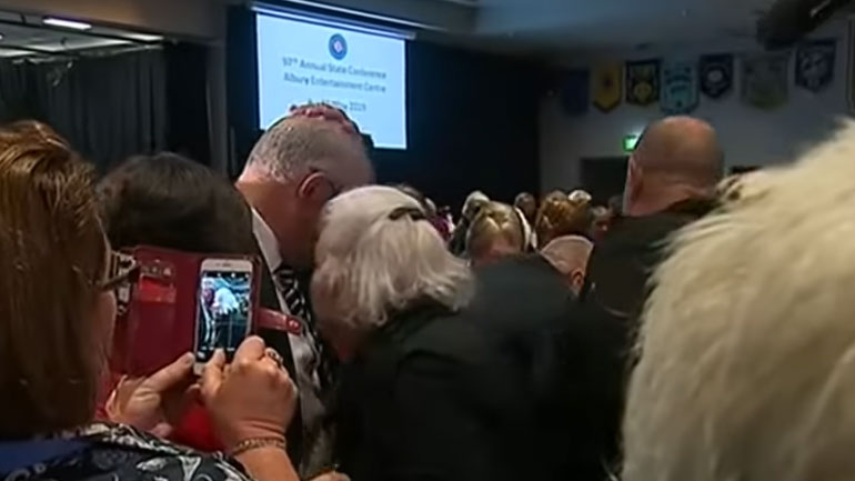 Συνελήφθη διαδηλώτρια που επιχείρησε να ρίξει αβγό στο κεφάλι του Αυστραλού πρωθυπουργού