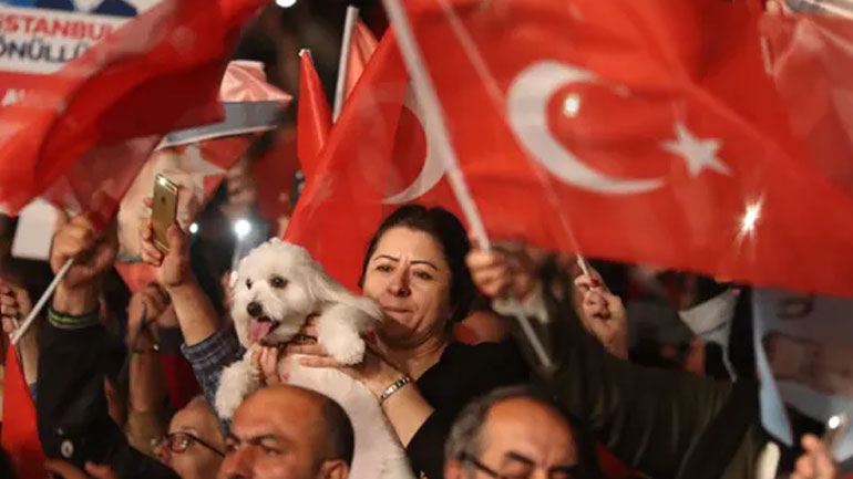 Διαμαρτυρίες με κατσαρόλες στην Κωνσταντινούπολη