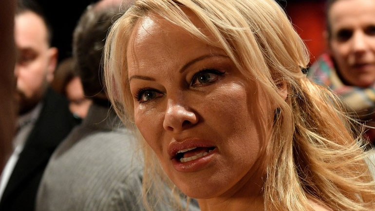 Η Πάμελα Άντερσον απευθύνει έκκληση για τη «διάσωση» του Τζούλιαν Ασάνζ