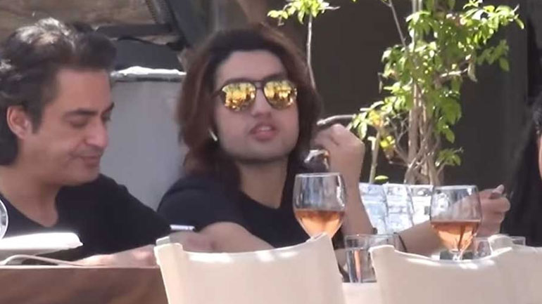 Χαλαρές στιγμές για την οικογένεια Σχοινά στη Μύκονο!