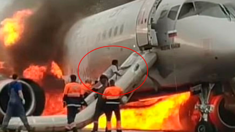 Ρωσία: Συγκλονιστικό βίντεο με τον συγκυβερνήτη να μπαίνει στο φλεγόμενο σκάφος για να σώσει τον κυβερνήτη