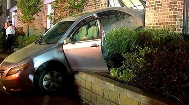 Πήρε το αυτοκίνητο της μαμάς και διέλυσε το σπίτι του γείτονα! Πήρε το αυτοκίνητο της μαμάς και διέλυσε το σπίτι του γείτονα!