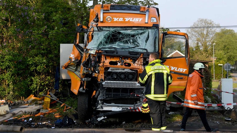 Σύγκρουση τρένου με φορτηγό στη Γερμανία – Τουλάχιστον οκτώ τραυματίες