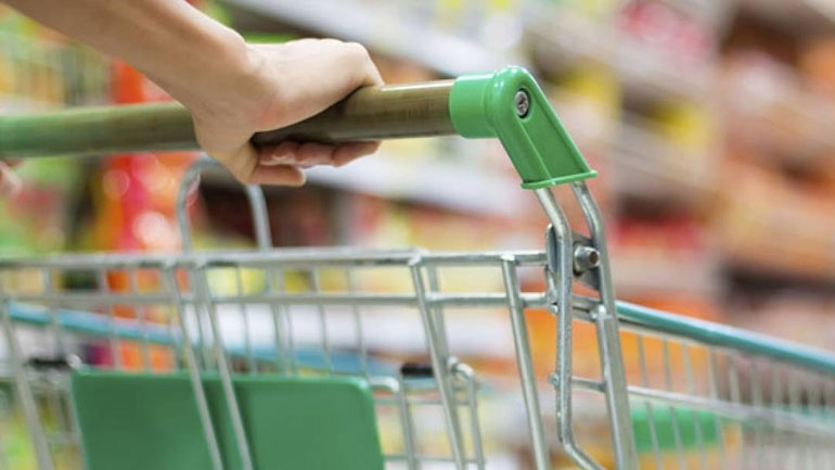 Σημαντική πτώση τιμών στο καλάθι της νοικοκυράς από τη μείωση του ΦΠΑ