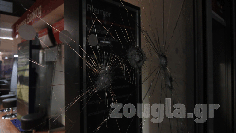 Επίθεση αγνώστων με βαριοπούλες σε κοσμηματοπωλεία και τράπεζα στο κέντρο της Αθήνας