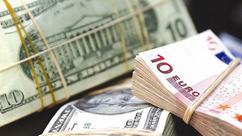 Οριακή πτώση καταγράφει το ευρώ έναντι του δολαρίου