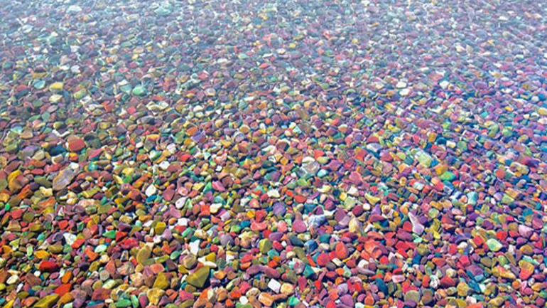 Οι λίμνες με τα πολύχρωμα βότσαλα