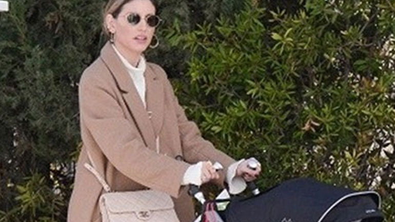 Αθηνά Οικονομάκου: Για ψώνια με τον γιο της στα βόρεια προάστια!