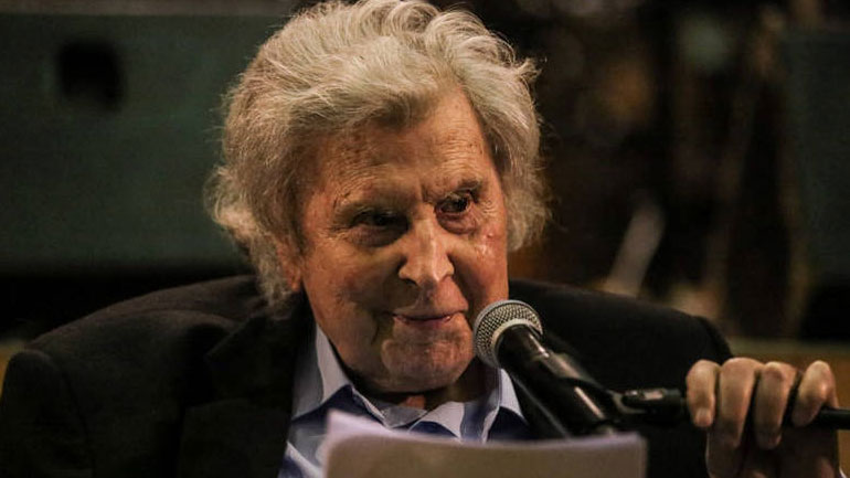 Ο Μίκης Θεοδωράκης ετοιμάζει μια ανατρεπτική εκτέλεση του εμβληματικού τραγουδιού «Δρόμοι Παλιοί»