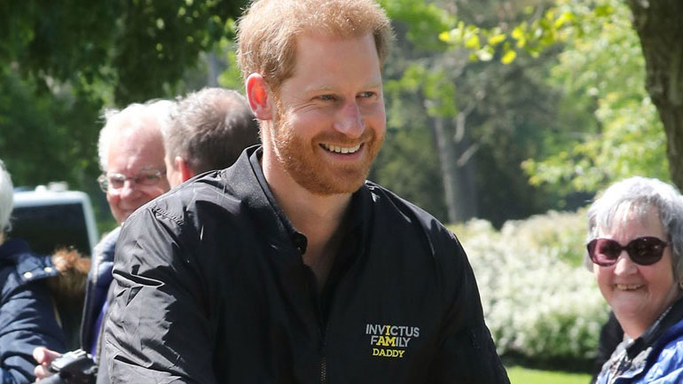 Η εμφάνιση-έκπληξη του πρίγκιπα Harry στην Ολλανδία με μπουφάν «I Am Daddy»!