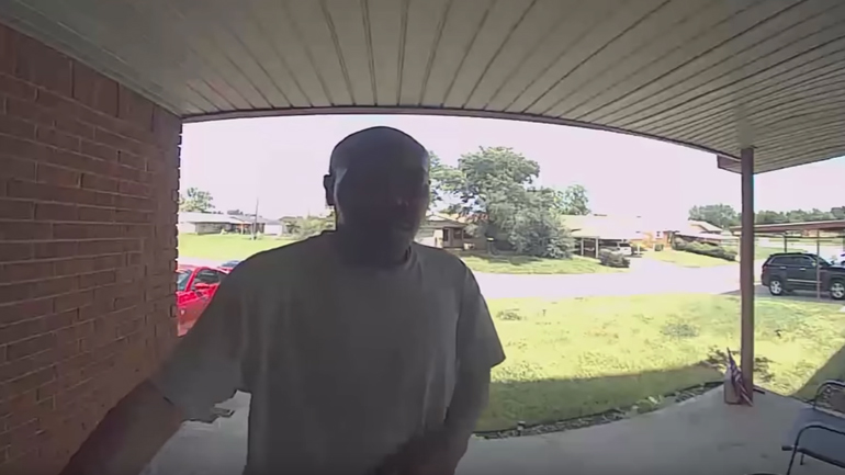 Φίδι δαγκώνει άνθρωπο στο κεφάλι