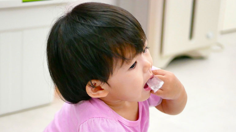 Αυξάνονται τα περιστατικά κατάποσης μικρών αντικειμένων κατά την παιδική ηλικία