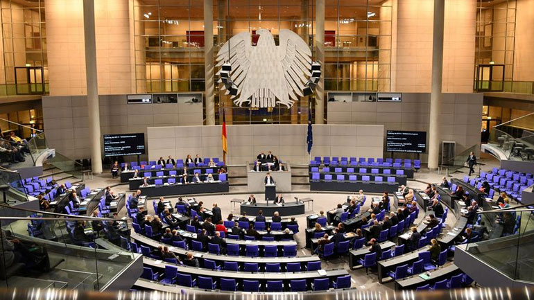 Γερμανοί ακροδεξιοί: Να επιστρέψει η Ελλάδα στους δανειστές 15 δις ευρώ Γερμανοί ακροδεξιοί: Να επιστρέψει η Ελλάδα στους δανειστές 15 δις ευρώ