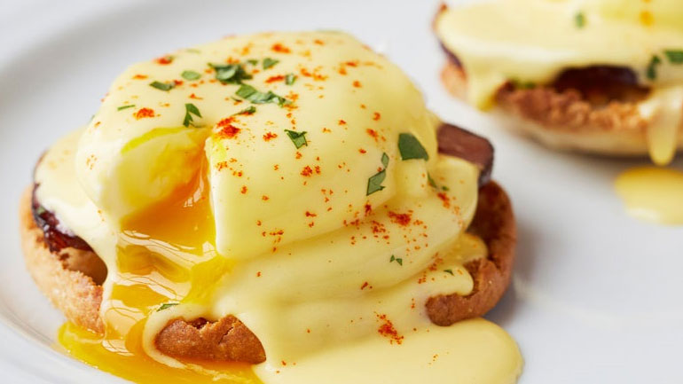 Αβγά benedict: Το homemade brunch γίνεται παιχνιδάκι με αυτήν τη συνταγή!