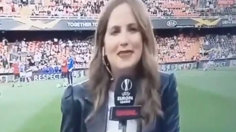 Γυναίκα ρεπόρτερ δέχτηκε μπάλα στο κεφάλι on camera και… γκρεμίστηκε