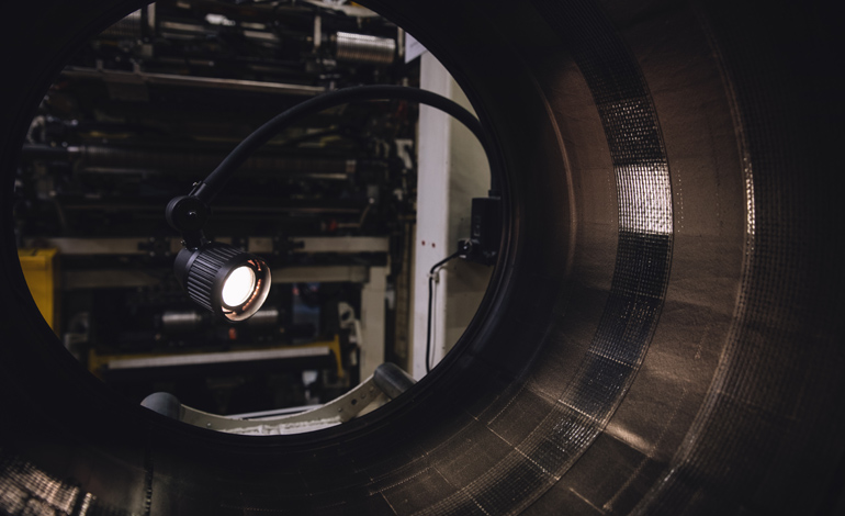 Ο φακός με τον οποίο παρατηρούν το εσωτερικό τμήμα του ελαστικού