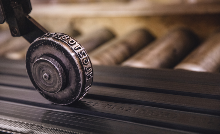 Μας έδειξαν ακόμη και τη σφραγίδα με την οποία χαράζουν τα γράμματα στα ελαστικά