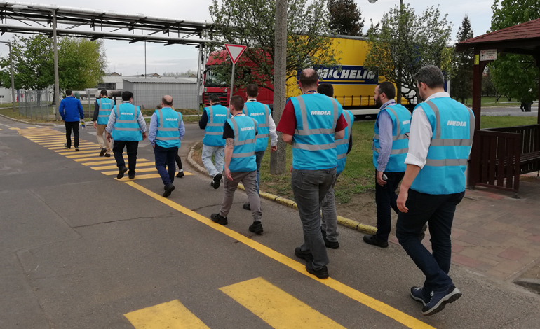 Φορέσαμε ειδικά γιλέκα και παπούτσια για να μπούμε στο εργοστάσιο