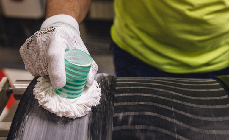 Σκουπίζουν με ειδικό βουρτσάκι την πρώτη βάση του πέλματος