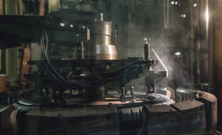 Το ελαστικό μπήκε στην πρέσα. Οι πιέσεις που δέχεται είναι απίστευτες