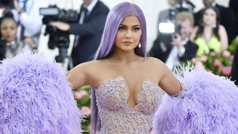 Έγινε viral το βλέμμα της Kylie Jenner στα οπίσθια της Jennifer Lopez!