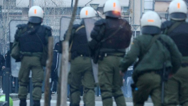 Επεισόδια οπαδών της ΑΕΚ με την αστυνομία στους Αγίους Αναργύρους