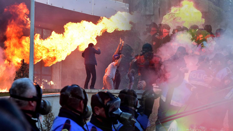 Αντικυβερνητικές διαδηλώσεις στα Τίρανα με τραυματίες