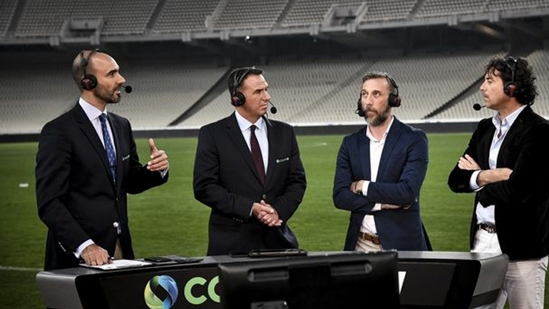 Δέχθηκαν μπουκάλια «σε απευθείας μετάδοση» οι δημοσιογράφοι της Cosmote TV