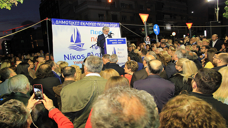 Πλήθος Πειραιωτών στα εγκαίνια του εκλογικού κέντρου του Νίκου Βλαχάκου