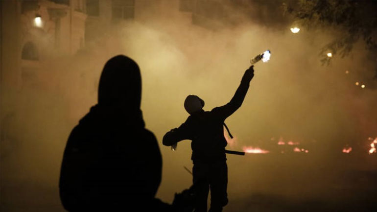 Επιθέσεις κουκουλοφόρων με μολότοφ στα γραφεία του ΣΥΡΙΖΑ και στα Εξάρχεια