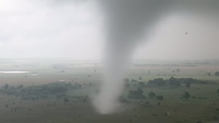 Drone καταδιώκει ανεμοστρόβιλο