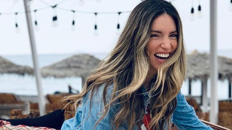 Η Αθηνά Οικονομάκου εύχεται «Χρόνια Πολλά» στις μανούλες!