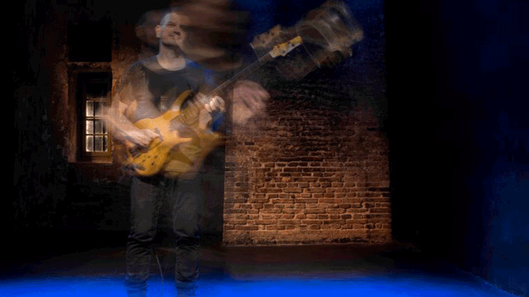 Ο Κώστας Ανδρέου με μουσική από το άταστο ηλεκτρικό μπάσο στο Θέατρο Φούρνος