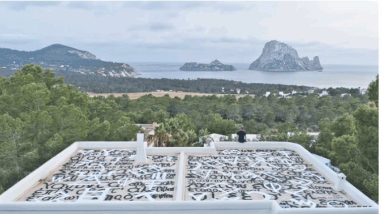 Η «Οδύσσεια» σε μια στέγη βίλας στην Ίμπιζα